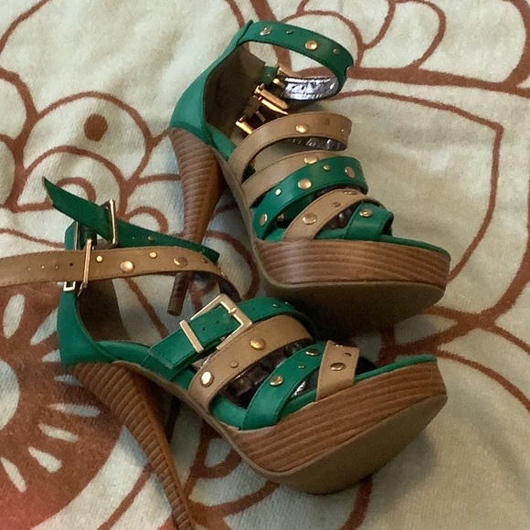 NEW NEVER WORN SKY HIGH HEELS - Picture 5 of 8